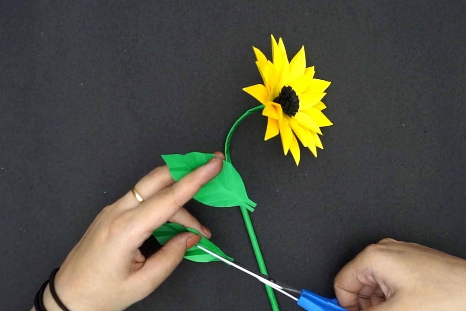 Sonnenblume aus Papier basteln - Schritt für Schritt
