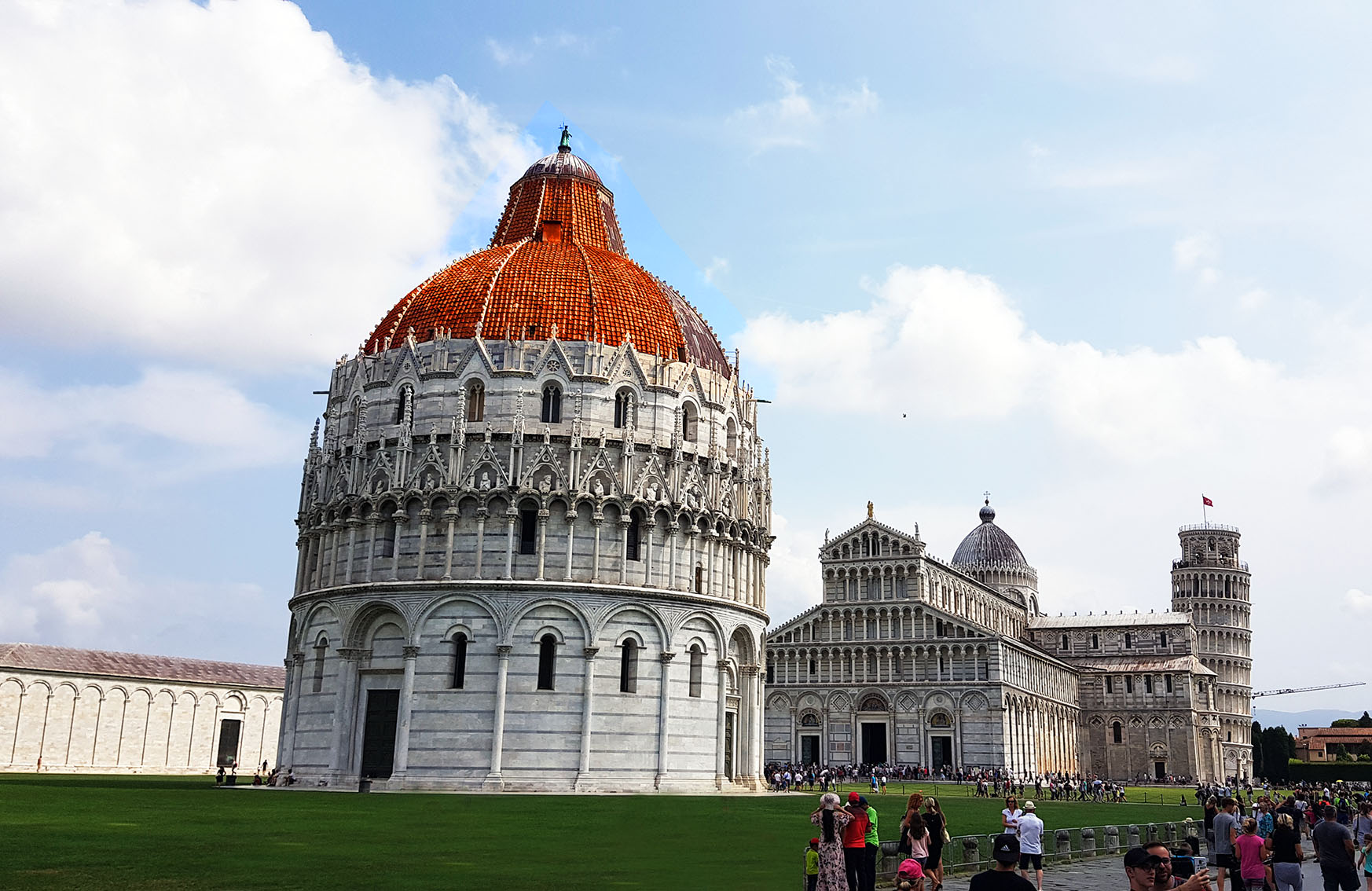 Baptisterium (Battistero di San Giovanni) und im Hintergrund der schiefe Turm von Pisa