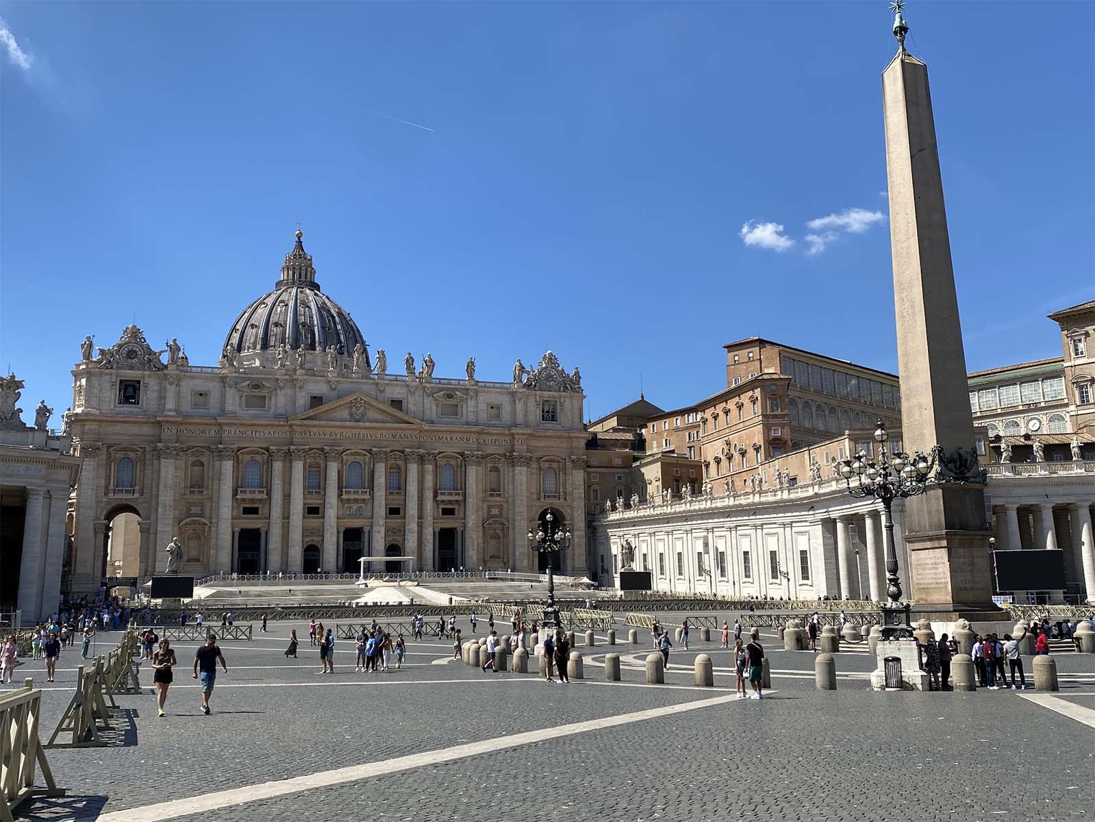 Petersplatz mit Vatikanischem Obelisk und Petersdom im Hintergrund