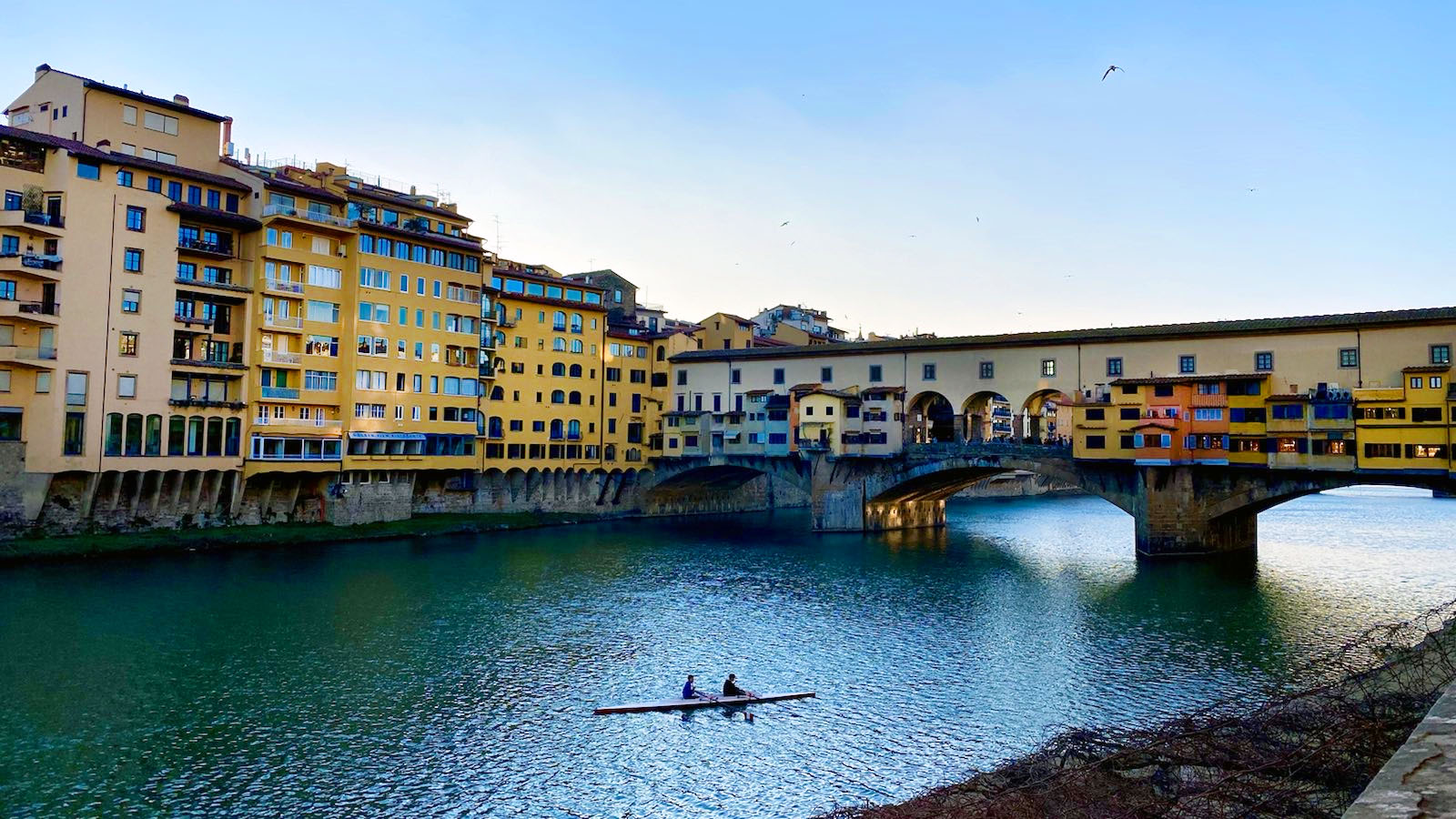 Die berühmte Brücke Ponte Vecchio über dem Arno, Florenz