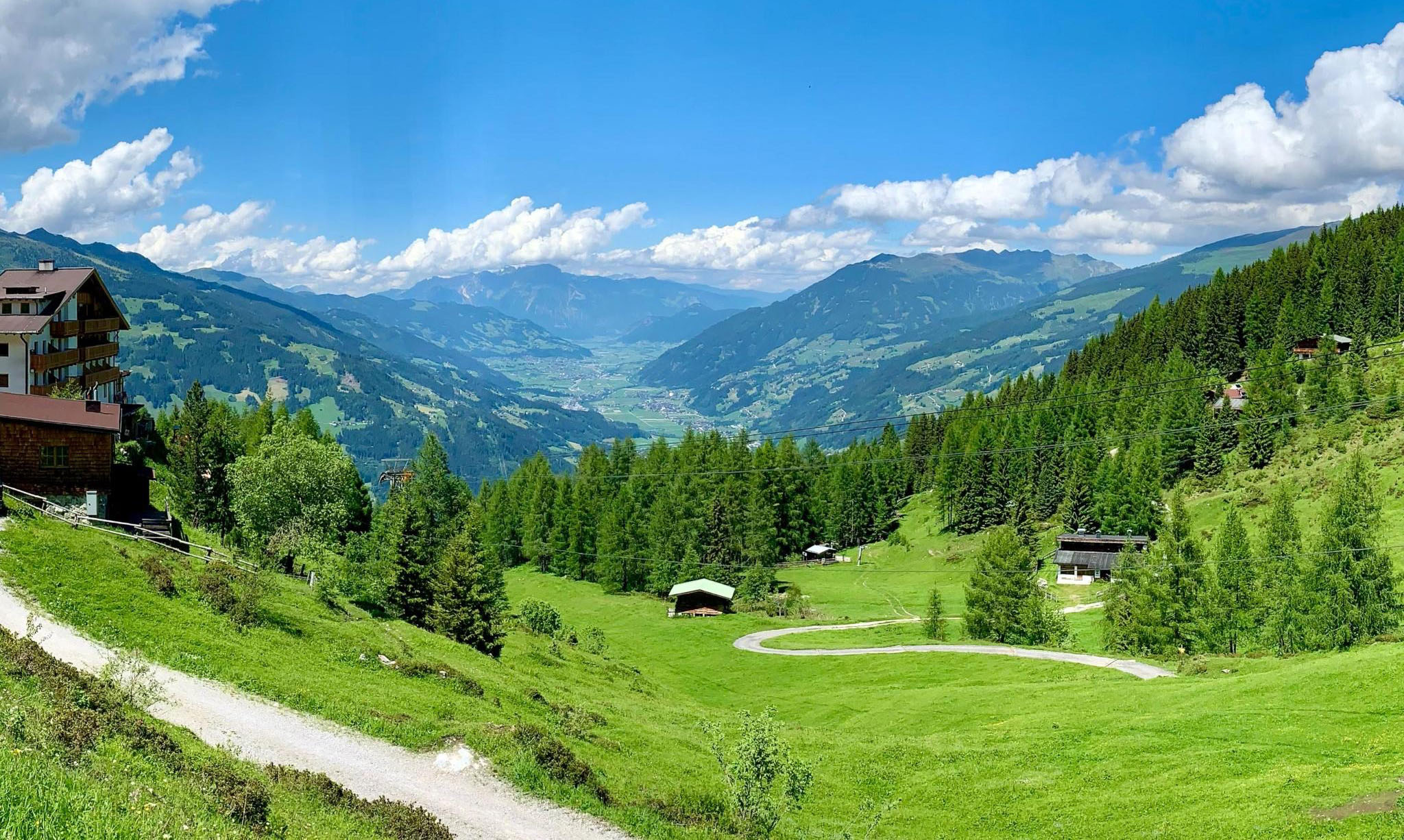 Blick auf das Zillertal von der Bergstation Gerlossteinbahn im Sommer