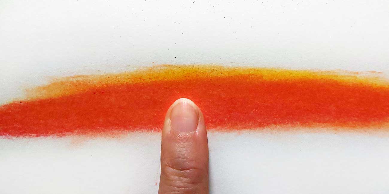 Mit dem Finger die Farbe in das Blatt reiben