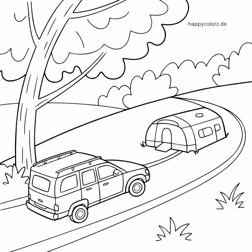 Ein SUV zieht einen Wohnwagen auf einer kurvigen Straße in Richtung Campingplatz, mit großem Baum, Büschen und Hügeln.