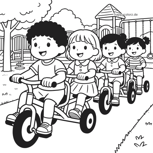Vier fröhliche Kinder fahren auf Dreirädern hintereinander durch den Kindergartenhof, mit Spielplatz und Bäumen im Hintergrund.