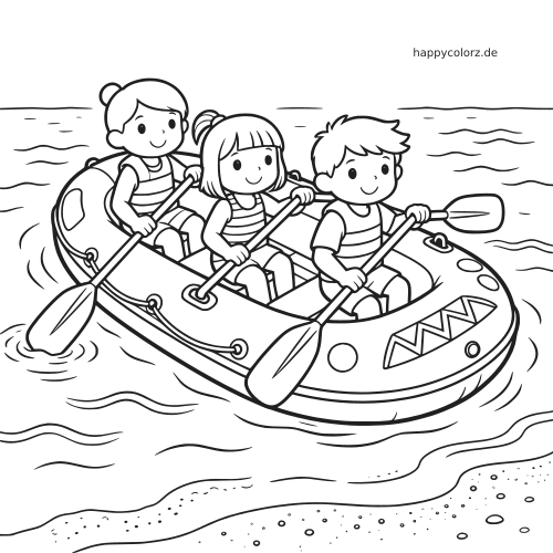 Drei lächelnde Kinder sitzen mit Schwimmwesten in einem Schlauchboot und paddeln auf sanften Wellen nahe am Strand.