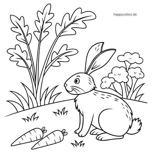 Ein Hase sitzt in einem Gemüsegarten mit Karottenblättern, zwei Karotten am Boden, Gras und kleinen Büschen.