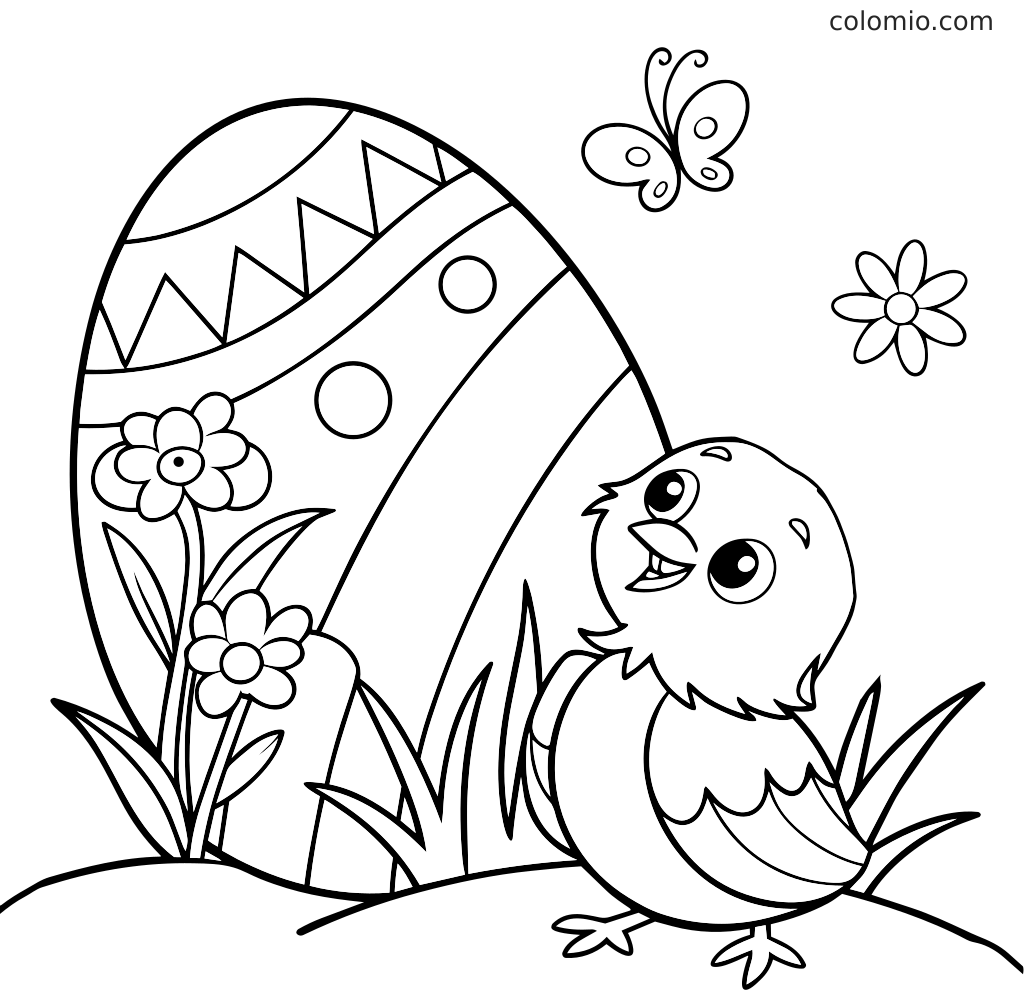 Ein großes verziertes Osterei steht neben einem Küken, mit Blumen, Gras, einem Schmetterling und einer einfachen Blume in der Szene.