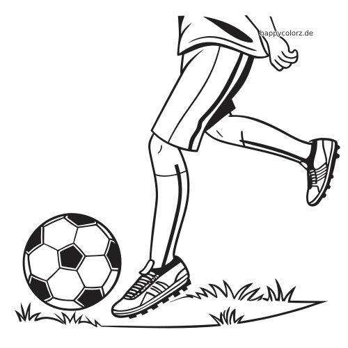 Schwarz-weiße Nahaufnahme der Beine eines Fußballspielers beim klassischen Schuss neben einem Fußball auf Gras.