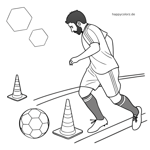 Schwarz-weiße Seitenansicht eines bärtigen Fußball-Mittelfeldspielers, der mit Ball an Hütchen auf dem Trainingsfeld vorbeidribbelt.
