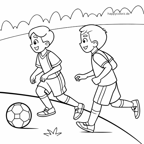 Zwei lächelnde Kinder in Fußballkleidung laufen draußen neben einem Fußball bei einer Passübung über den Rasen.