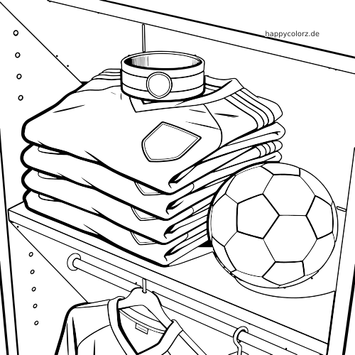 Ein Stapel gefalteter Fußballtrikots liegt in einem Regal, oben darauf eine Kapitänsbinde und daneben ein Fußball.