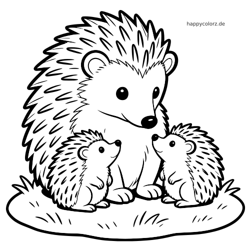 Nahaufnahme eines Igel-Familienporträts mit einem großen Igel und zwei Igelkindern, die sich auf einer grasigen Fläche ansehen.