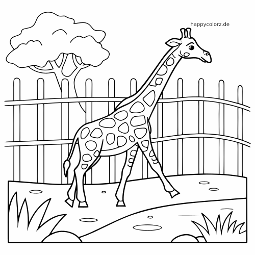 Eine einfache gezeichnete Giraffe steht in einem Zoo-Gehege mit Zaun, Baum, Steinen und Gras im Hintergrund.