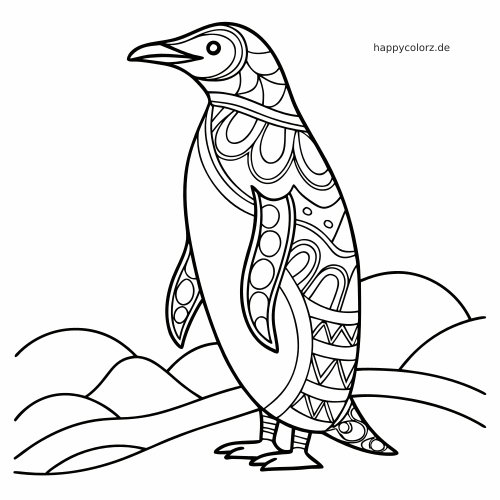 Ein stehender Pinguin in Seitenansicht mit Zentangle-Mustern auf Kopf, Flügeln und Körper vor schneebedeckten Hügeln.